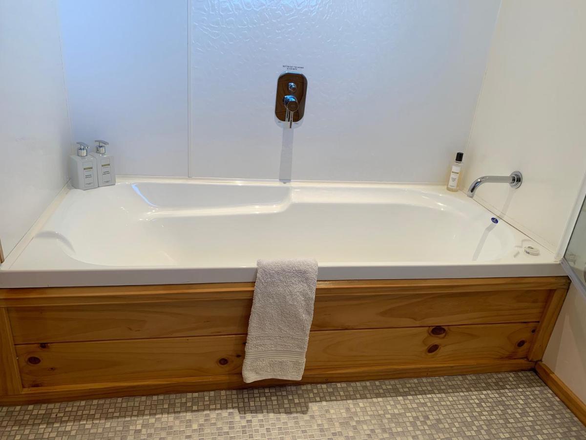 Birds Ferry Lodge Luxury B&B ウェストポート エクステリア 写真